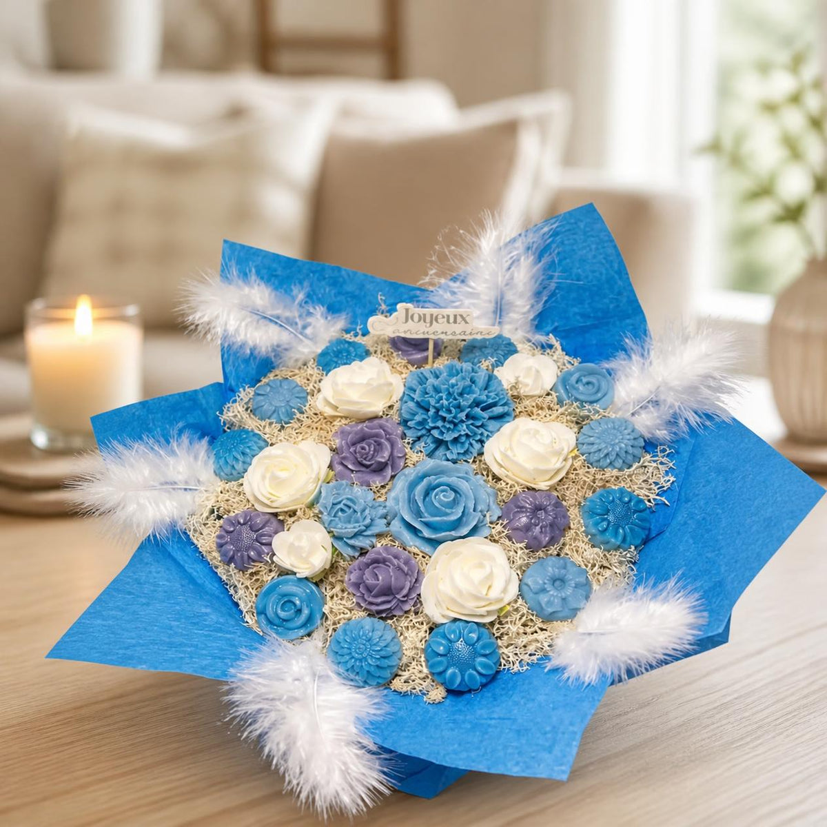 Coffret Anniversaire Bleu et Blanc de fondants dans un salon