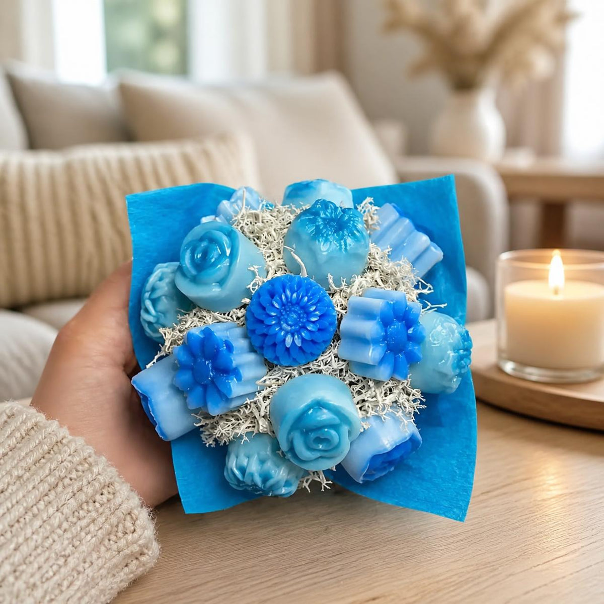 Mini bouquet de fondants bleus dans un salon